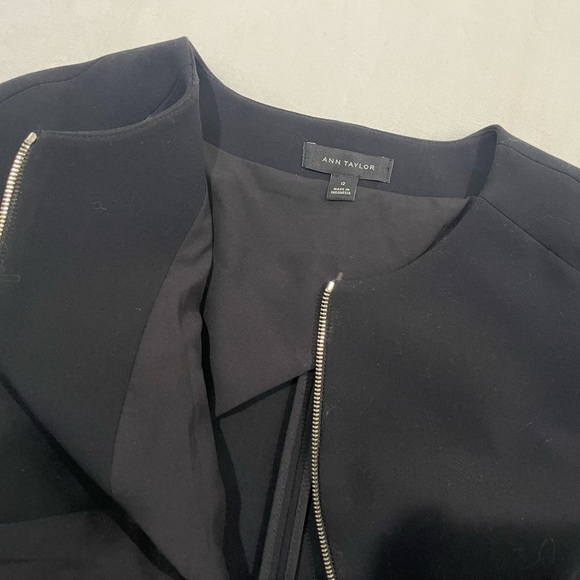 Ann Taylor Black Jacket With Two-Way Zip Fluted Sleeve And Pockets - Picture 4 of 8
